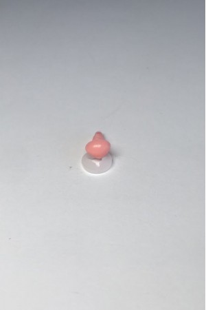 Nosis plastikinė (rožinė) 8x6 mm